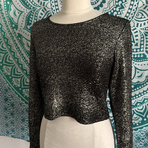 Sparkly Crop Top ✨ - Picture 2 of 6